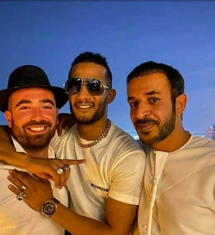 التطبيع موضة العصر.. "نمبر وان" محمد رمضان يحتضن مطرب إسرائيلي في دبي