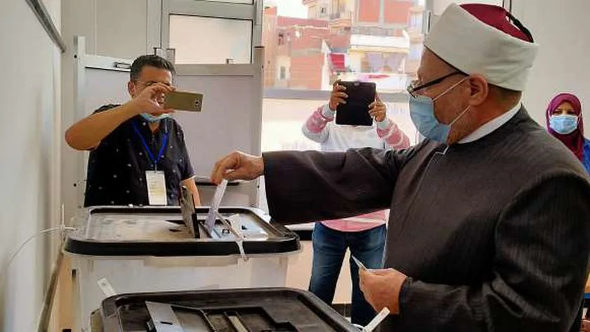مفتي الجمهورية يدلي بصوته بمسقط رأسه..ويؤكد: الصوت أمانه بين يديك تعطيه لمن يستحق