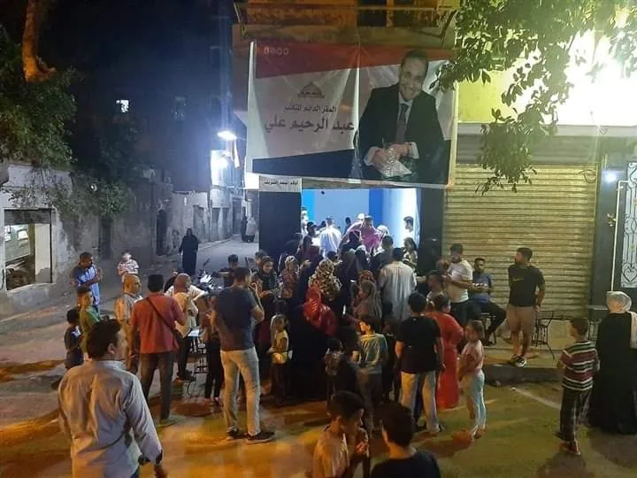 بيكفر عن ذنبه .. النائب عبد الرحيم علي يراضي أهالي دائرته بعد العودة من فرنسا