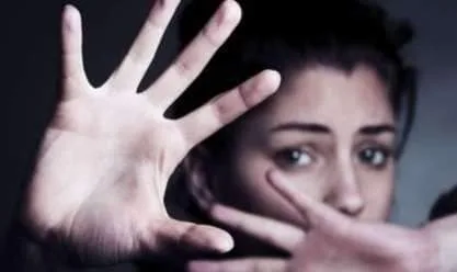 الأب الشيطان.. استغل عدم وجود زوجته واغتصب ابنته لمدة عام داخل منزله
