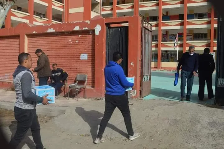 لو عطشان هتشرب .. توزيع المياه المعدنية بلجان الانتخابات في بورسعيد