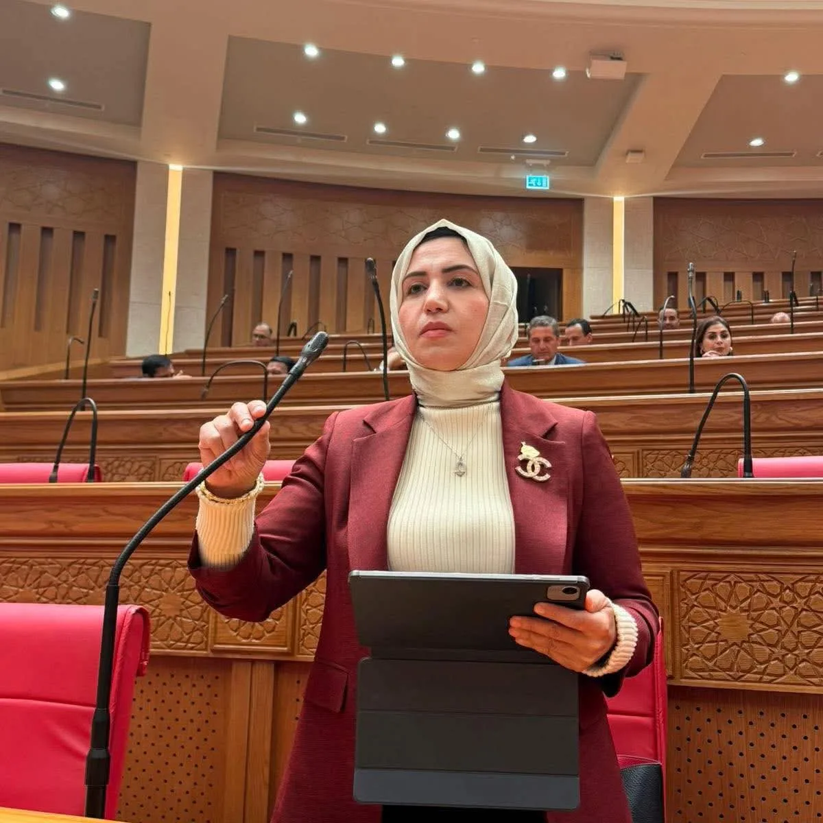 النائبة بثينة أبو زيد تشيد بتعهد وزير النقل بسداد الديون بالكامل