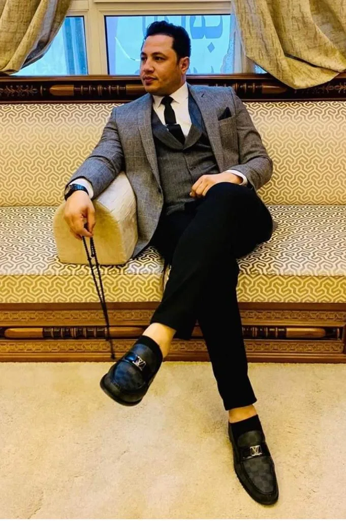 صوره قد تكون نقطة سوداء بتاريخه .. مرشح المصريين بالخارج في الدقهلية يضع ساقآ علي الآخري