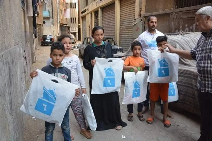 شنطة مدرسية لكل ناخب واستغلال ممتلكات عامة للدعاية.. مرشح يتحدي "الوطنية للانتخابات" فهل تسكت؟