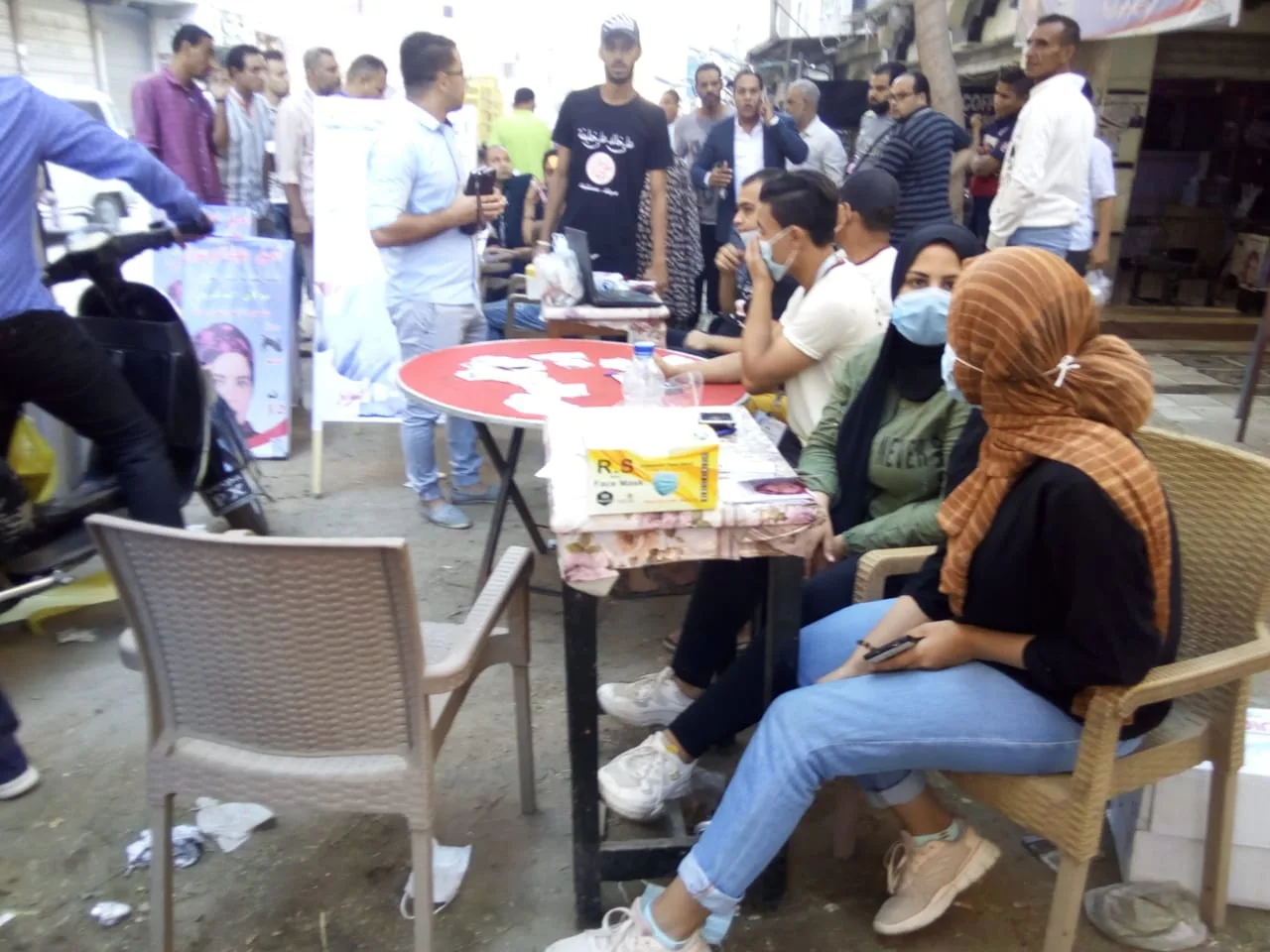 مندوبي المرشحين ببولاق يساعدون الناخبين أثناء الإدلاء باصواتهم