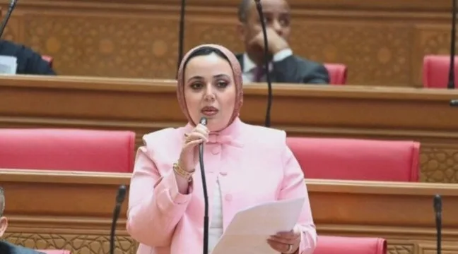 "ناديني باسمي".. النائبة دنيا سيف تمازح رئيس مجلس النواب