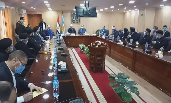 نتعايش باحترام.. وزير الأوقاف يلتقي القيادات الكنسية في أسيوط