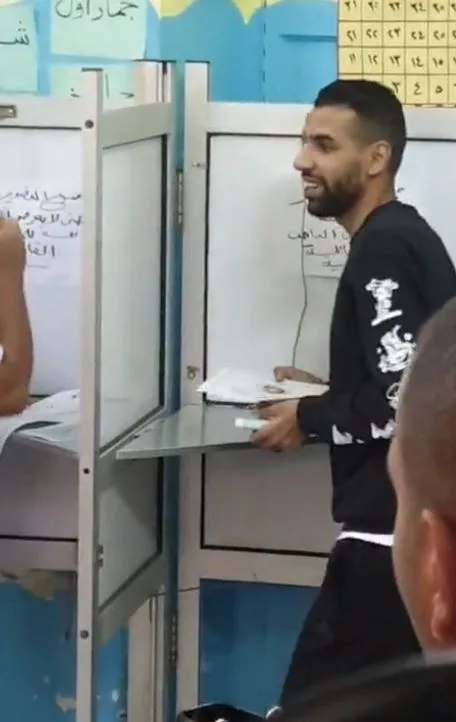 "ربنا يحفظ مصر".. مؤمن زكريا يدلى بصوته فى انتخابات مجلس النواب